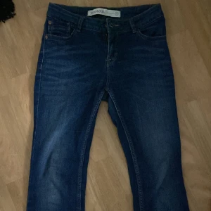 Bootcut jeans - Säljer dessa jätte fina mörkblå jeans som jag köpt på vinted, inget fel på dom de är bara att dom va för korta för mig:(  De är åt det lågmidjade hållet men inte för lågmidjade. Skriv för bild med byxorna på!!