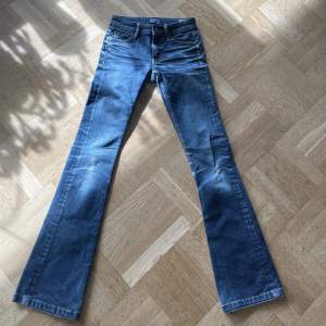 Säljer dessa såå fina low/midwaist bootcut jeansen från Crocker! W24 l31.  Midjemått: 32cm Innerbenslängd: 82cm 