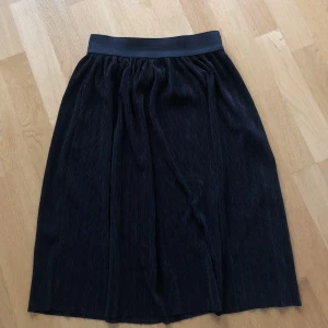 Plisserad svart kjol - Säljer den här superfina svarta plisserade kjolen✨, då den inte kommer till användning. Storlek Xs/M (stretchig). Går lite nedanför knät på mig som är 168 cm lång, men längden kan regleras beroende på om man vill ha den hög-eller lågmidjad 🫶🏼