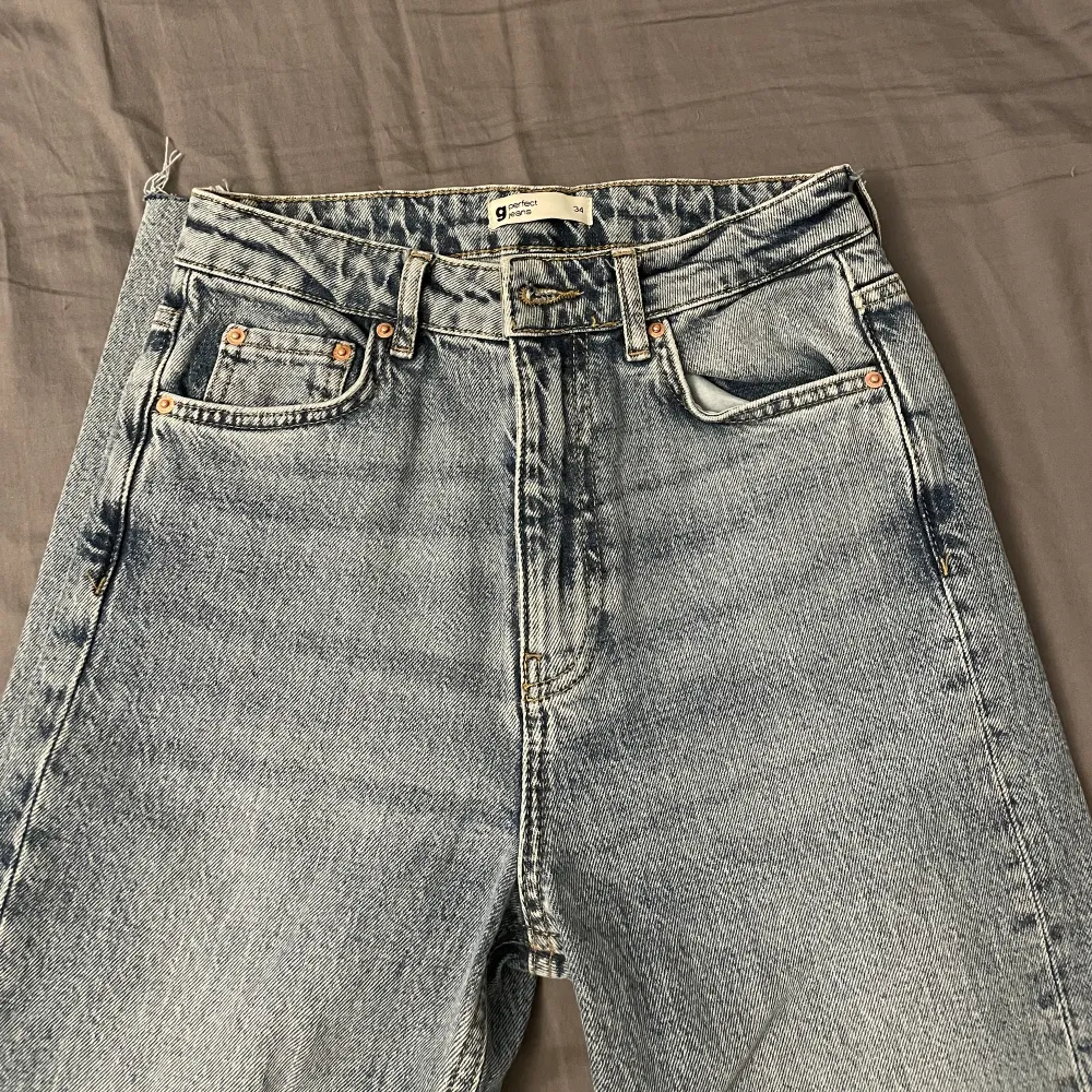 Jättefina jeans från ginatricot, Storlek 34. jag har aldrig använt dom men dom är köpa här på plick❤️inga synliga fel eller skador. Jeans & Byxor.
