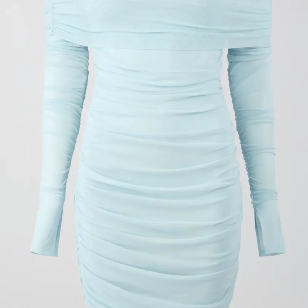 Superfin blå klänning från Gina Tricot. Använd en gång, nypris ca 400 kr. Skriv gärna prisförslag 💕. Klänningar.