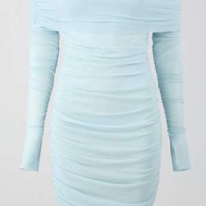 Superfin blå klänning från Gina Tricot. Använd en gång, nypris ca 400 kr. Skriv gärna prisförslag 💕