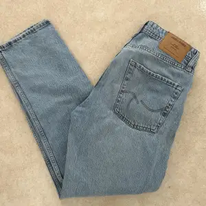 Ljusblåa jeans från Jack n Jones, använda några enstaka gånger. Storlek 30/32.