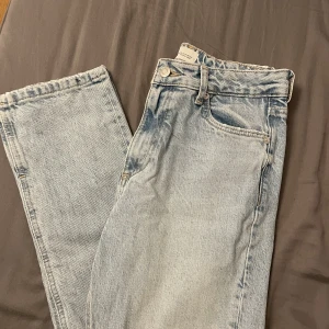 Jeans - Säljer mina ljusblåa jeans från Zara, köpta här på plick, men aldrig använda av mig då jag köpte fel storlek, inga skador eller liknande❤️Storlek 34