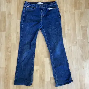 En par snygga mörkblåa Tommy Hilfiger jeans som jag tyvärr inte använder längre. Storleken står inte i byxorna men jag gissar på att de är storlek Medium. 