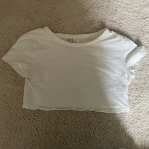 Croppad T-shirt  - Söt T-shirt utan defekter❤️