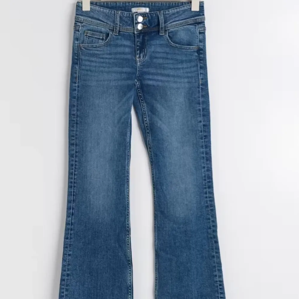 Säljer dessa jätte fina low waist flared/bootcut jeans från gina i barn storlek men passar också storlek 36, de är väldigt töjbart material💓 De är endast testade så inga defekter eller liknande. Jeans & Byxor.