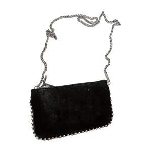 En svart väska från Zara. Säljer denna för att det inte är min stil längre. Om ni undrar över hur lång den är så kontakta mig bara! 💋