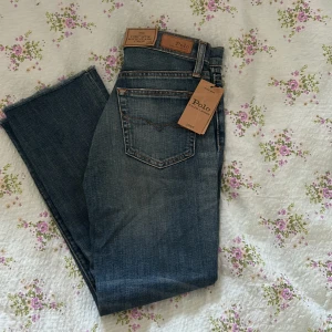 Helt nya jeans från polo - Oanvända polo( Ralph Lauren) byxor som är köpta för några år sedan. Har detaljer baktill på båda fickorna och även framtill. Lite kortare i modellen, så för mig som är 1.75 lång slutar de vid anklarna💗de är även Lågmidjade 