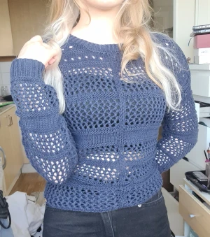 Blå stickad tröja  - Stickad tröja i mörkblå färg och med fint mönster. Väldigt passande nu i höst:)