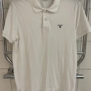 Vit piké Gant large - Vit piké från Gant i storlek large. Använd men fint skick. 