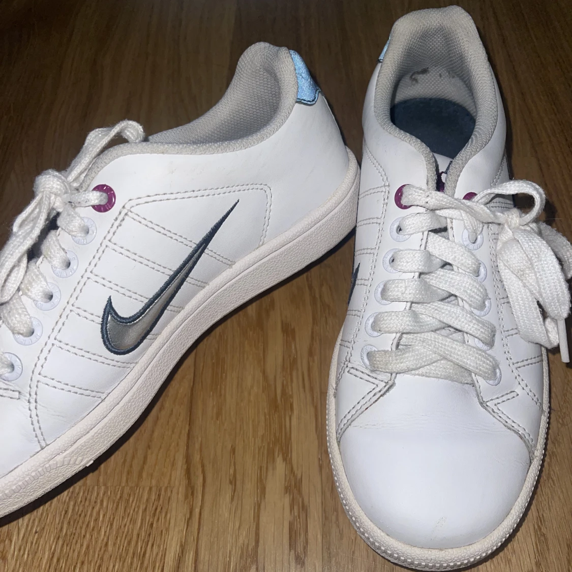 Vita nike skor  - 90