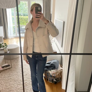 Kappa - Den perfekta höst och vårjackan🥰nypris 900 och säljer för 650, den är lite nopprig och därav priset, men det är inget man tänker på!❤️kan även tänka mig byta mot en grå! Den är vit/ljus beige❣️Kom privat för fler bilder