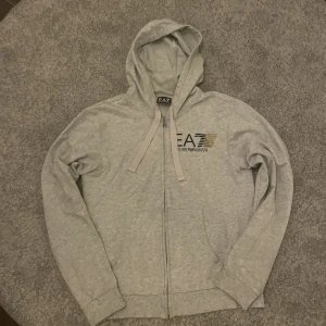 Armani kofta  - Grå armani kofta Använd ett par gånger  Skick 10/10 Storlek s