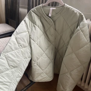 Quiltad jacka - Använd få gånger, som ny