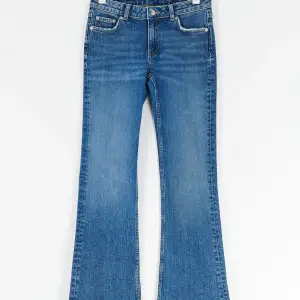 blåa bootcut jeans lågmidjade från Gina Young! Bekväma och superfina. Kostade 300kr. Säljer pga för små/korta. Tvättar innan!! (En av ”Spännsakerna innanför jeansen är sönder!)