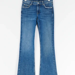 bootcut jeans - blåa bootcut jeans lågmidjade från Gina Young! Bekväma och superfina. Kostade 300kr. Säljer pga för små/korta. Tvättar innan!! (En av ”Spännsakerna innanför jeansen är sönder!)