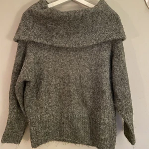 Off shoulder tröja  - Säljer denna mysiga tröja från h&m i storlek S!💗
