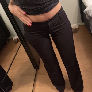 Kostymbyxor - Säljer ett par lågmidjade kostymbyxor från märket Orsay💗 Säljer då byxorna var lite korta på mig, jag är 170 cm lång 🫶🏼