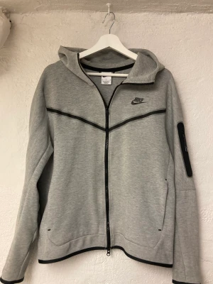 Nike tech fleece - Säljer min Nike tröja då jag inte längre har behov av den, väldigt bra skick och köpt ny för några månader sen, lägg gärna prisförslag. Kan gå ner i pris vid snabb affär