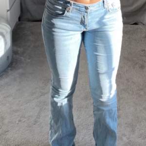 (lånade bilder!!)  Säljer mina low waist jeans från Gina Tricot. Passar mig som är runt 167, dom når ner till marken! Vill ni ha fler bilder eller mått så hör av er💕