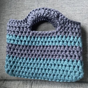 Virkad handväska - Mellanstor handväska virkad i blått och lila.