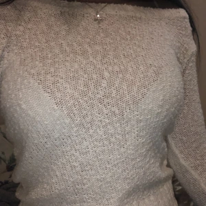 Knottrig vit stickad tröja - En vit knottrig stickad tröja i storlek XS  Hör av er vid intresse!