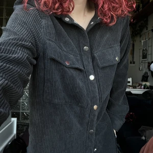 Svart polyester skjorta - Svart polyester skjorta från Gina Tricot! Smått oversized men annars true to size☺️ Går att använda både som vanlig skjorta men även som överdragströja/jacka!