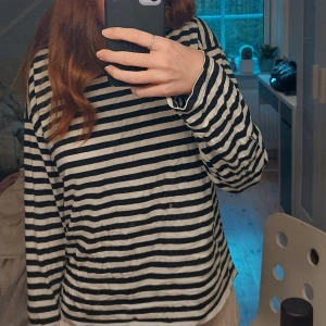 Randig tröja från monki - Säljer min randiga tröja från monki då den inte använd mer än 2 gånger. Mjukt material och i storlek xs