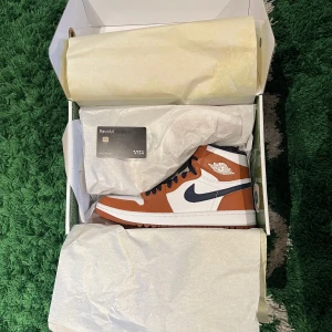 Jordan 1 High Eastside Golf (STEAL) - Jordan 1 High Eastside Golf (STEAL)  Tillgängliga storlekar:  US7 - EU40 Condition: Helt nya Pris: 1100kr  Kvitto och referenser finns Frakt är inräknat i priserna eller meet-up Stockholm