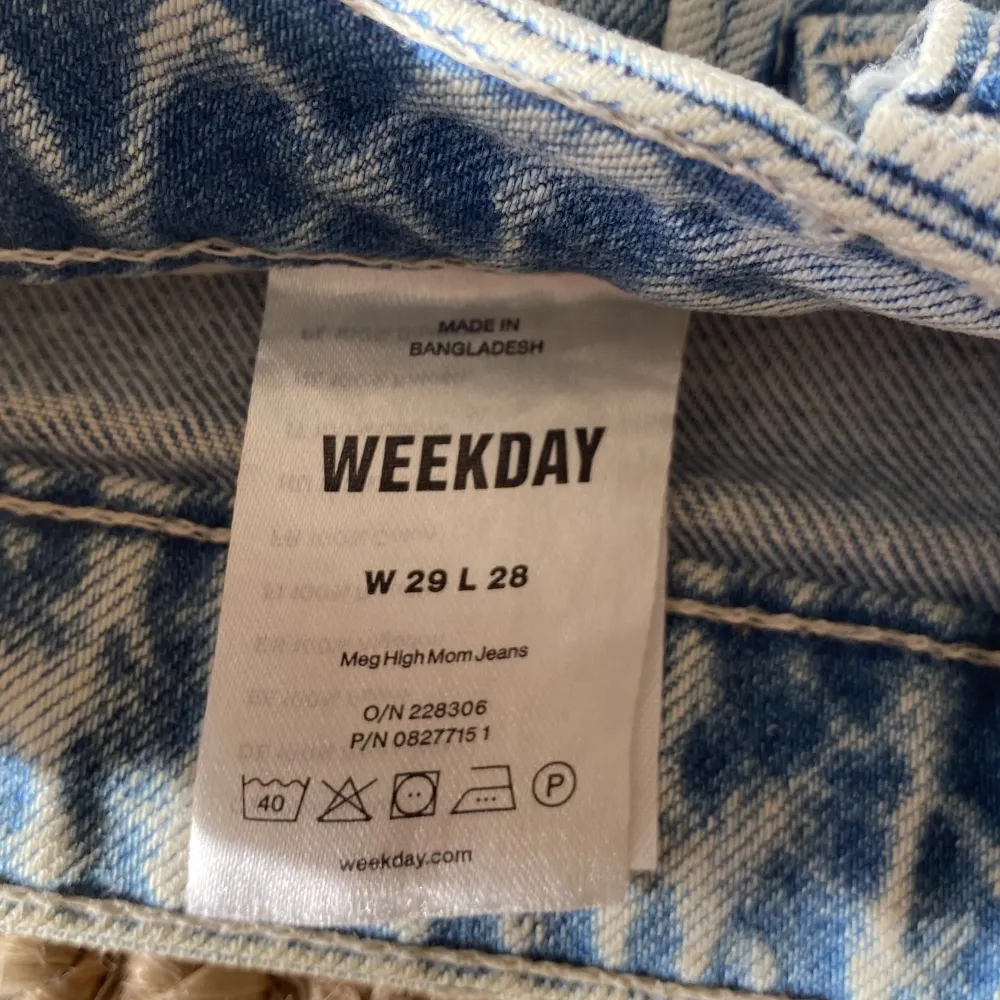  Meg high mom jeans från Weekday, köparen står för frakt. . Jeans & Byxor.