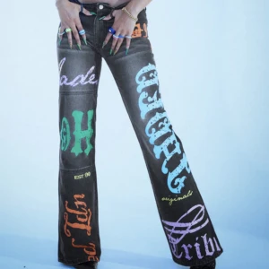 JADED byxor  - HONEY BUM PRINT LOW RISE JEANS Från JADED!  Köpta för något år sedan för 1150kr , säljer då jag inte har använt dem! Skit coola byxor och passformen är jätte snygg, passar mig som är 180cm  Kom privat om du har några frågor😋