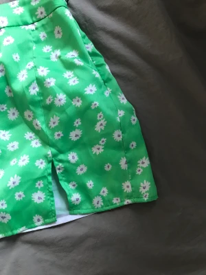 Kjol bershka  - En kjol från bershka, det är bara att höra av sig vid intresse eller frågor 💚