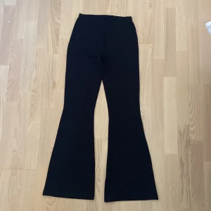 Utsvängda leggings/ yoga pantes  - Aldrig använda, nyskick. Skönt material med resår i midjan. Nypriset var 179kr.