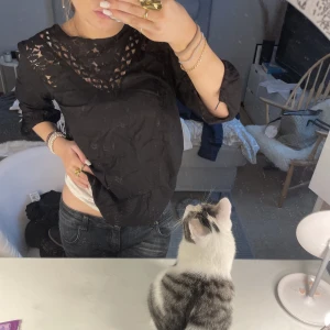 Snygg svart blus - As söt svart blus/tröja, knappt använd. 💗