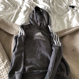 Adidas set barn  - Säljer ett set från adidas i barnstorlek. Storlek 152 i båda delarna! Nyskick 