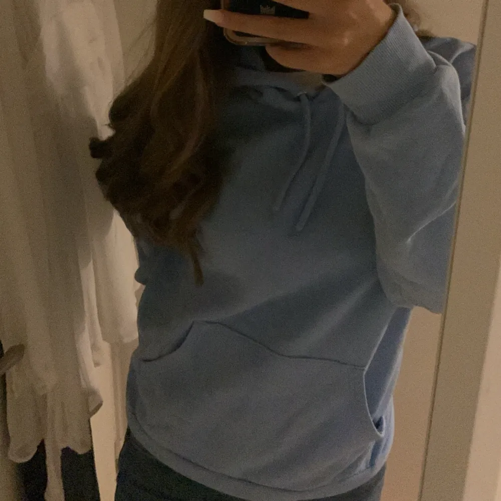 Säljer min blåa hoodie av anledningen av att den inte kommer till användning! Den är i fint skick 💞. Hoodies.