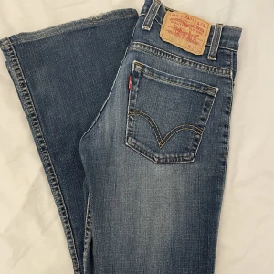 Levis jeans bootcut  - Säljer ett par mörkblå Levis jeans bootcut, super fina! Midjemåttet är 34 cm och innebenslängden är 76 cm.💕pris går att diskutera! 