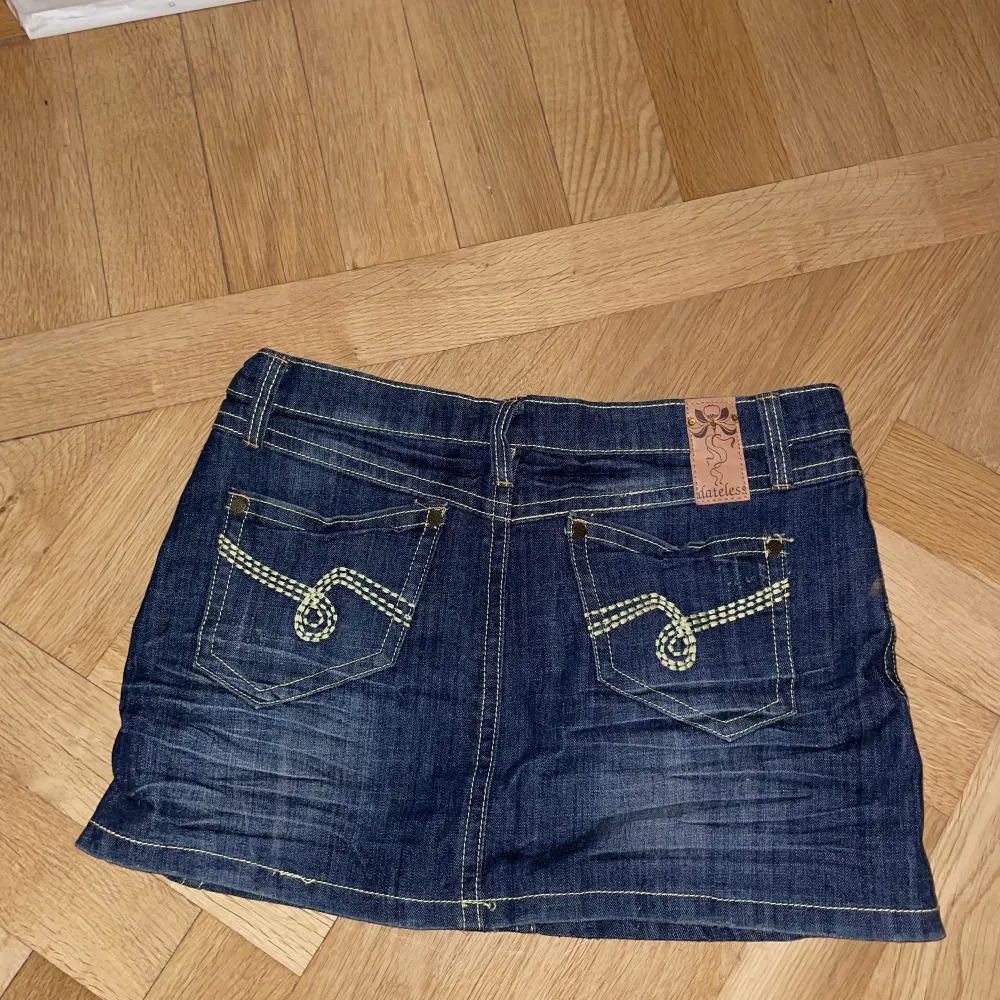 Jättefin mörkblå  mini-skirt i jeansmaterial som aldrig har använts. Kjolar.