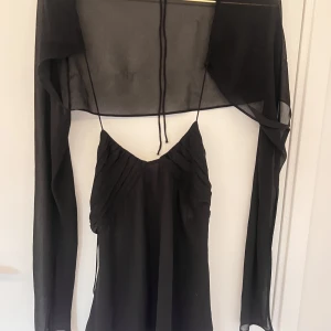 Festtopp  - Denna topp är perfekt till en utekväll eller fest. Den har långa armar vilket gör att man inte känner sig avklädd men den är samtidigt luftig eftersom att materialet på koftan som hör till är väldigt tunt. Den ultimata toppen!