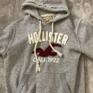 Hollister hoodie bra skick storlek m men passar som en xs💕
