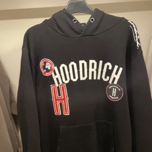Hoodrich  - Säljer denna Hoodrich hoodie på grund av att jag inte använder den så ofta. Otroligt snygg och sitter perfekt. Priset kan sänkas vid snabb affär. Självklart nytvättad och väl paketerad innan postad