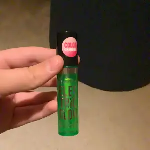 säljer denna färgändrade läpp oljan, för 15 kr ( nypris 42,90 ) aldrig använt! Den är grön från början och sedan när du sätter den på läpparna så aktiveras den och blir rosa. 