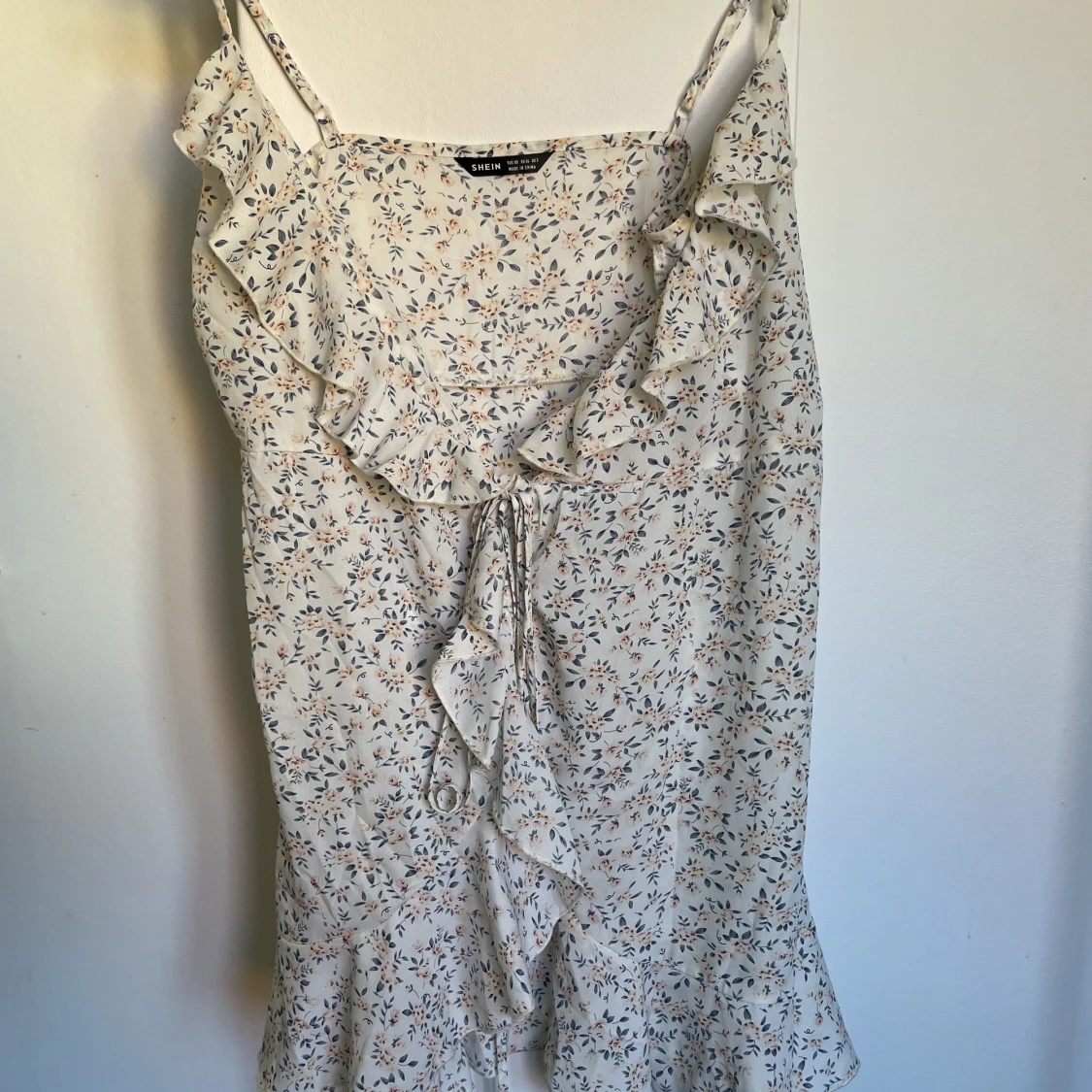 Överlappande klänning