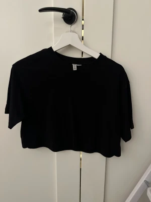 Svart kroppad t-shirt  - Fin kroppsd t-shirt ifrån H&M