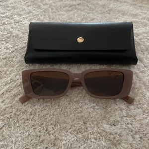 Bruna solglasögon  - Modeglasögon  Aldrig använt 