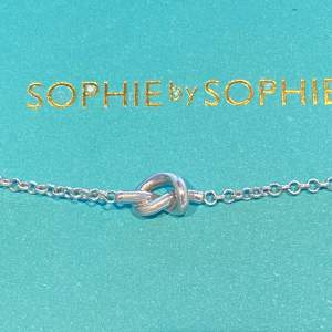 Ett superfint halsband från Sophie by Sophie. Inköpt på NK för 1490kr nypris. Säljer då den inte kommer till användning! 😇  Justerbar mellan 48, 50 och 52 cm.  Kan mötas i sthlm men även posta!