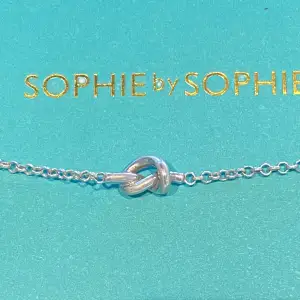 Ett superfint halsband från Sophie by Sophie. Inköpt på NK för 1490kr nypris. Säljer då den inte kommer till användning! 😇  Justerbar mellan 48, 50 och 52 cm.  Kan mötas i sthlm men även posta!