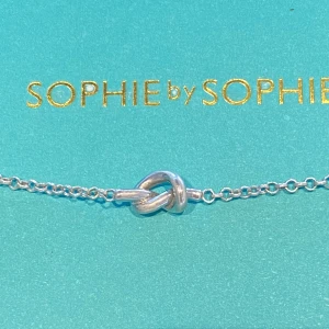 Sophie by Sophie Knot Necklace - Ett superfint halsband från Sophie by Sophie. Inköpt på NK för 1490kr nypris. Säljer då den inte kommer till användning! 😇  Justerbar mellan 48, 50 och 52 cm.  Kan mötas i sthlm men även posta!