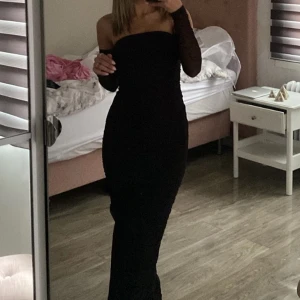 Svart klänning - Säljer min svarta klänning som är i storlek xs, 34. Klänningen är använd en gång